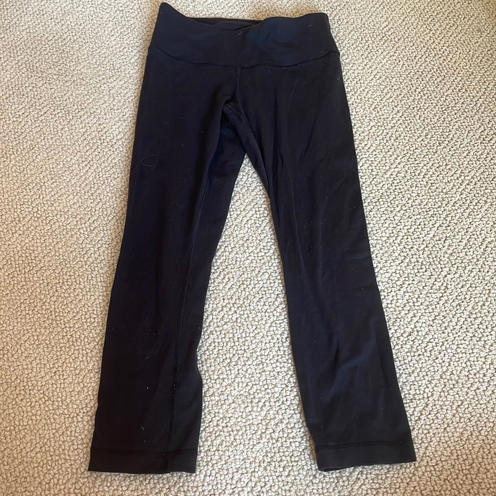 Black cropped Lulu leggings